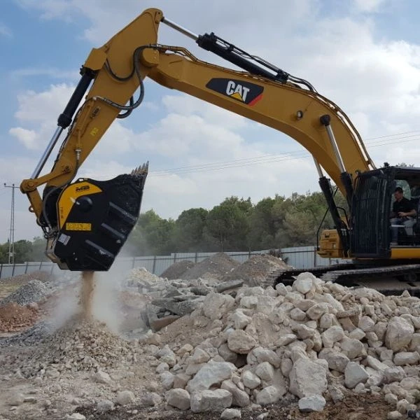 Cuchara trituradora MB BF120.4 S4 trabajando con excavadora CAT sobre áridos