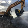 MB Crusher BF120.4 S4 en excavadora Liebherr triturando piedra en cantera.