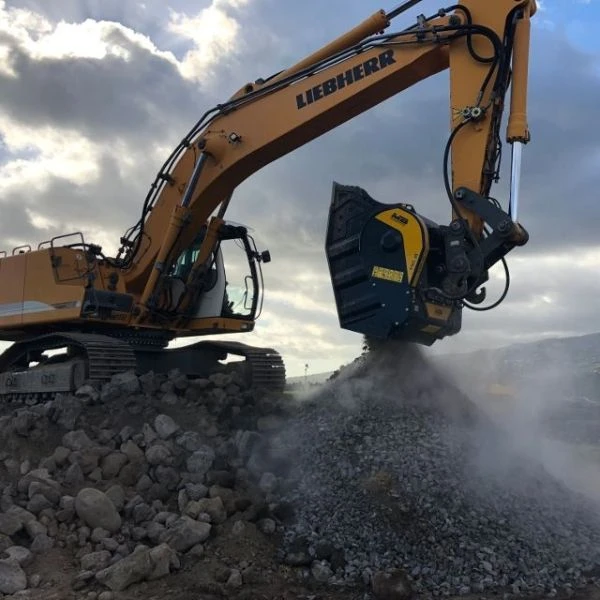 MB Crusher BF120.4 S4 en excavadora Liebherr triturando piedra en cantera.