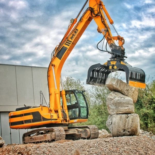 Pinza seleccionadora MB-G1500 S4 apilando bloques de piedra con excavadora, modelos MB-G1200 S4 MB-G1000 S4 MB-G900 S4 y MB-G600 S4 disponibles.