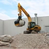 Pinza MB-G1500 S4 elevando bloque de hormigon en obra con excavadora, junto a los modelos MB-G1200 S4 MB-G1000 S4 MB-G900 S4 y MB-G600 S4.