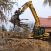 Pinza MB-G1500 S4 desmontando madera en demolición urbana. También disponibles MB-G1200 S4 MB-G1000 S4 MB-G900 S4 y MB-G600 S4.