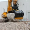 Pinza seleccionadora MB-G1500 S4 levantando bloque de hormigon con excavadora, disponible MB-G1200 S4 MB-G1000 S4 MB-G900 S4 y MB-G600 S4.