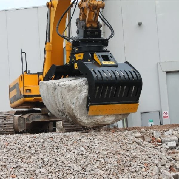 Pinza seleccionadora MB-G1500 S4 levantando bloque de hormigon con excavadora, disponible MB-G1200 S4 MB-G1000 S4 MB-G900 S4 y MB-G600 S4.