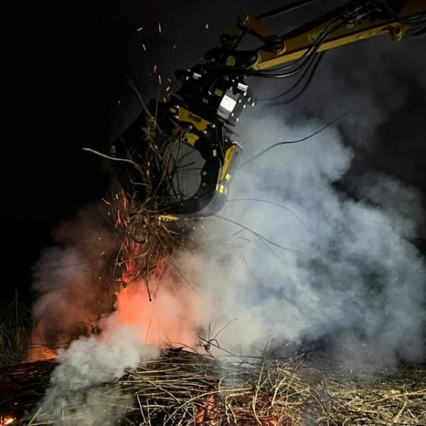 Pinza MB-G500 S4 en tareas forestales nocturnas con fuego, junto a MB-G450 S4 MB-G400 S4 y MB-G350 S4 para excavadoras compactas.