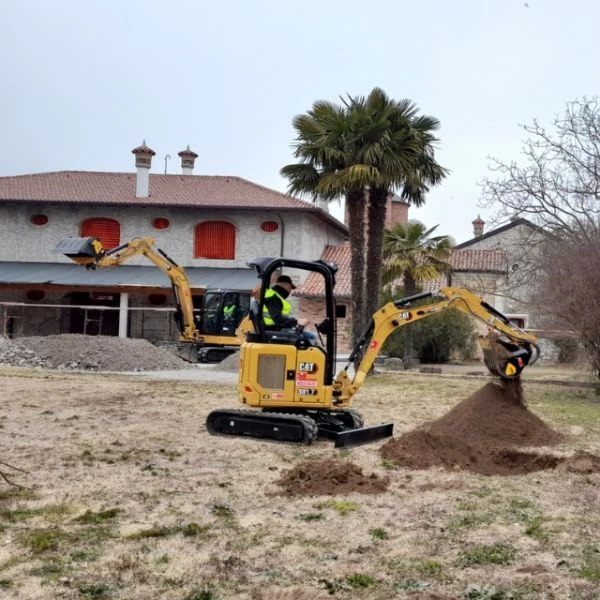 MB-HDS207 montada en miniexcavadora realizando cribado de tierra en obra.