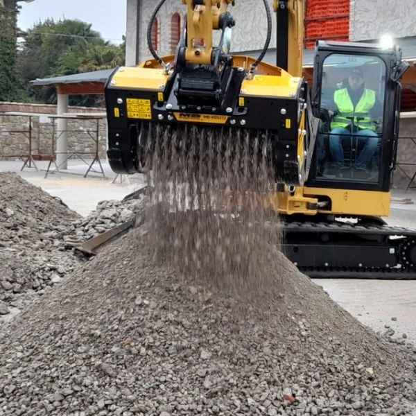Proceso de selección de materiales con cuchara MB-HDS212 en obra.