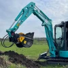 Cuchara MB-HDS307 realizando aireación de terreno húmedo con excavadora ligera en campo abierto.