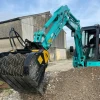MB-HDS307 trabajando con miniexcavadora sobre pila de grava, demostrando su eficiencia de cribado.