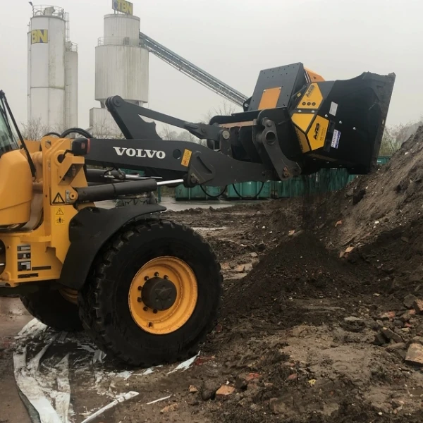 MB-HDS314 de MB Crusher montada en manipuladora Volvo para cribado de materiales en obra.