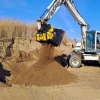 Cuchara MB-HDS314 seleccionando tierra en campo abierto con excavadora Volvo.