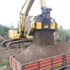 MB-HDS320 de MB Crusher descargando directamente en camión tras cribado de material.