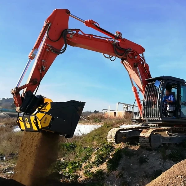MB-HDS320 de MB Crusher cribando tierra con excavadora sobre campo abierto.