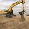 MB-HDS320 de MB Crusher seleccionando arena seca en obra con excavadora Kobelco.