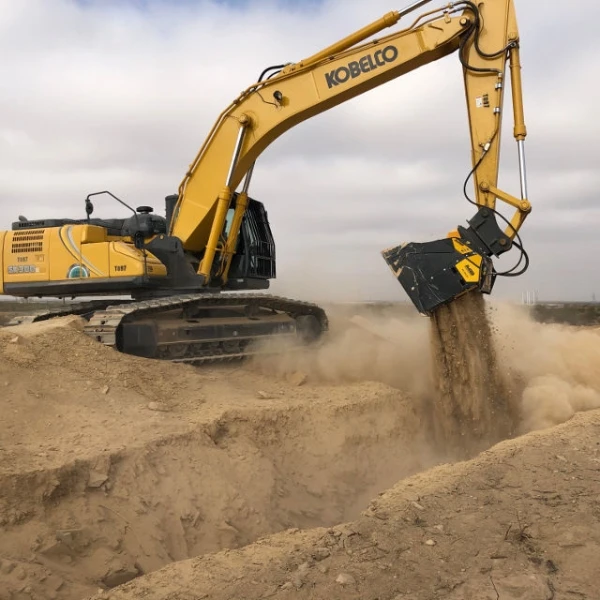 MB-HDS320 de MB Crusher seleccionando arena seca en obra con excavadora Kobelco.