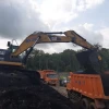 Cuchara MB-HDS323 de MB Crusher descargando material cribado directamente en camión de obra.
