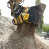 MB-HDS323 de MB Crusher cribando escombros y residuos de demolición en obra pública.