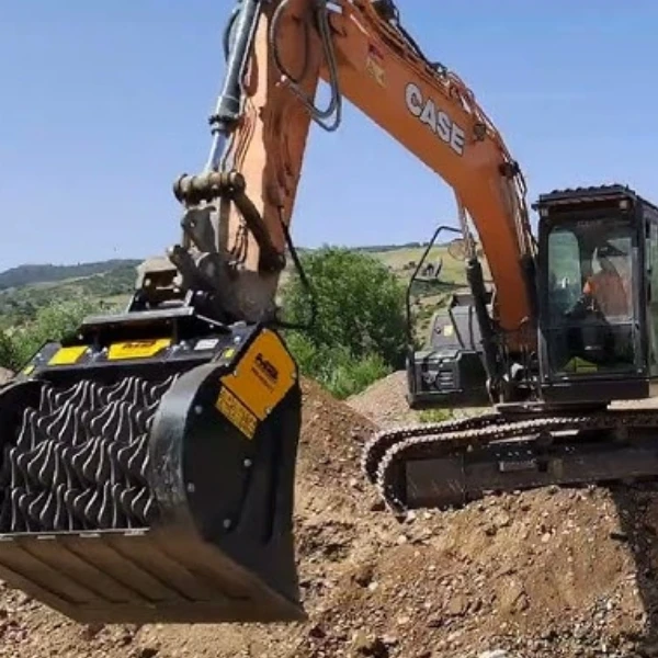 MB-HDS412 trabajando en excavadora de 14 ton para cribado de materiales.