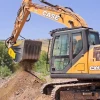 Cuchara MB-HDS412 montada en excavadora Case trabajando con tierra.