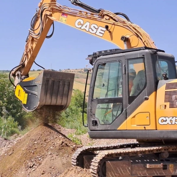 Cuchara MB-HDS412 montada en excavadora Case trabajando con tierra.