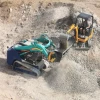 Cuchara trituradora MB-L160 S2 de MB trabajando junto a miniexcavadora en obra. Capacidad de carga de 0,35 m³ y regulación de salida entre 15 y 60 mm, perfecta para obras medianas donde se requiere rendimiento y maniobrabilidad.