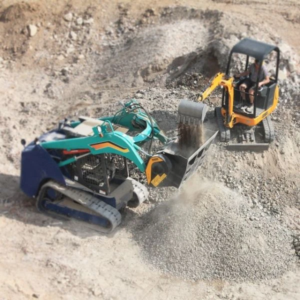 Cuchara trituradora MB-L160 S2 de MB trabajando junto a miniexcavadora en obra. Capacidad de carga de 0,35 m³ y regulación de salida entre 15 y 60 mm, perfecta para obras medianas donde se requiere rendimiento y maniobrabilidad.