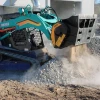 Cuchara trituradora MB-L160 S2 de MB montada en cargadora Ihimer trabajando en trituración de material.