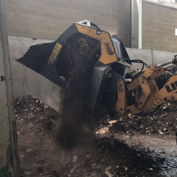 Cribado de compost con Cuchara Cribadora MB-LS170 S2.