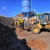 MB-LS170 S2 cribando materiales reciclables con cargadora CAT.