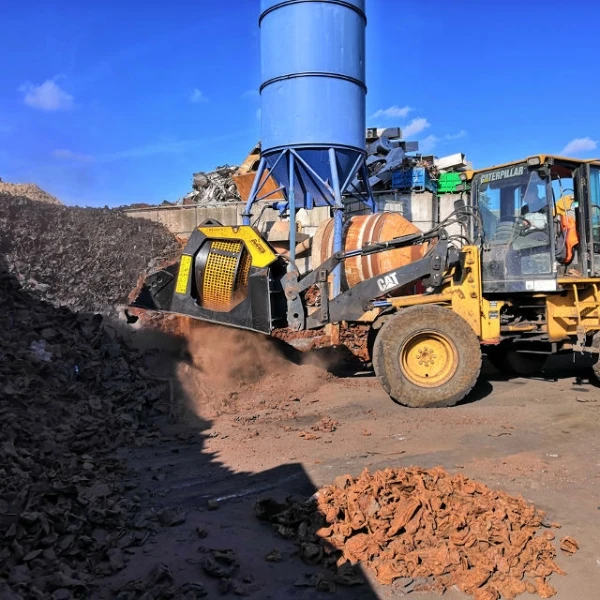 MB-LS170 S2 cribando materiales reciclables con cargadora CAT.