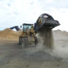 MB-LS170 S2 cribando materiales reciclables con cargadora CAT.
