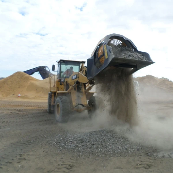 MB-LS170 S2 cribando materiales reciclables con cargadora CAT.