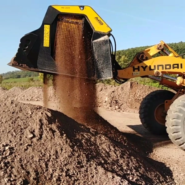 Cuchara Cribadora MB-LS220 S2 cribando tierra en campo.