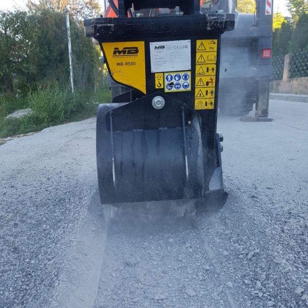 Fresadora MB-R500 de MB Crusher realizando corte lineal sobre asfalto con precisión