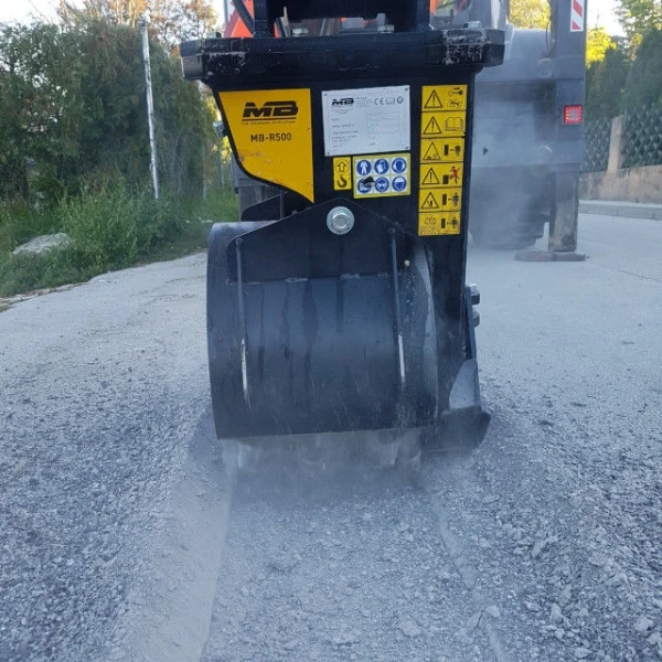 Fresadora MB-R500 de MB Crusher realizando corte lineal sobre asfalto con precisión