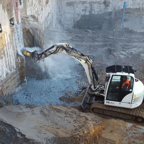 MB-R500 de MB Crusher realizando fresado vertical de muro de hormigón con excavadora Terex.
