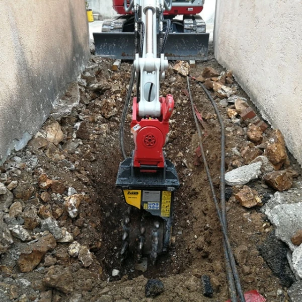 MB-R500 de MB Crusher rozando en zanja estrecha para instalación subterránea.
