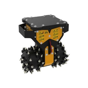 MB-R700 de MB Crusher fresando zanja profunda entre muros con precisión extrema.