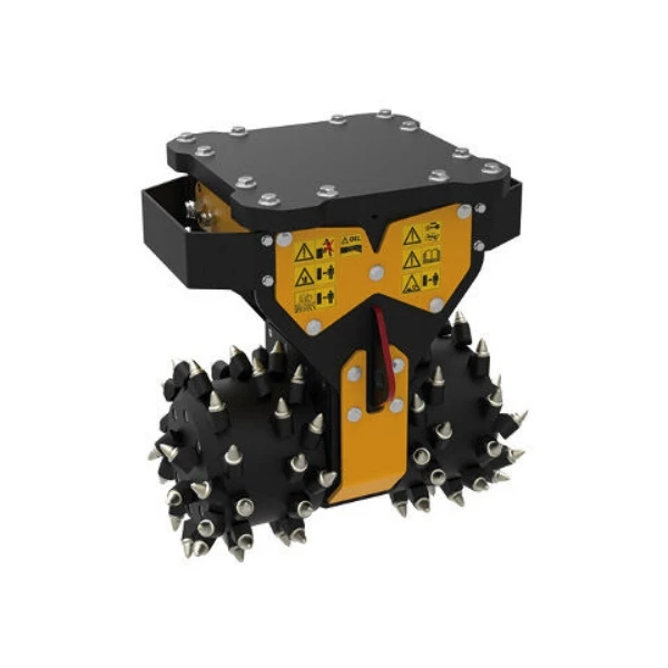 MB-R700 de MB Crusher fresando zanja profunda entre muros con precisión extrema.