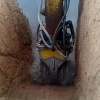MB-R700 de MB Crusher operando bajo agua con excavadora Kobelco para mantenimiento fluvial.