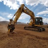 La MB-R800 de MB Crusher demuestra su eficacia sobre terreno árido y rocoso, proporcionando un fresado potente incluso en condiciones ambientales exigentes, ideal para obra pública en zonas remotas.