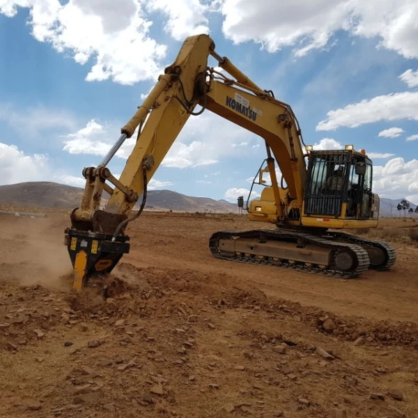 La MB-R800 de MB Crusher demuestra su eficacia sobre terreno árido y rocoso, proporcionando un fresado potente incluso en condiciones ambientales exigentes, ideal para obra pública en zonas remotas.