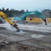 Dos fresadoras MB-R800 de MB Crusher trabajando simultáneamente en demolición controlada sobre superficie de hormigón.