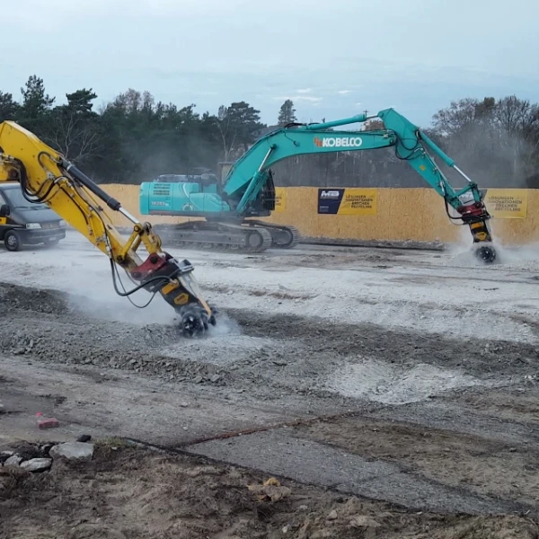 Dos fresadoras MB-R800 de MB Crusher trabajando simultáneamente en demolición controlada sobre superficie de hormigón.