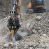 Excavadora con fresadora MB-R900 de MB Crusher trabajando en zona rocosa con fuerte pendiente.