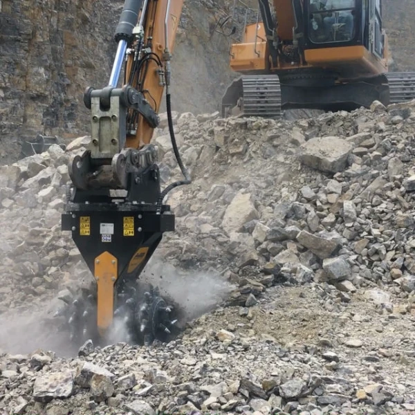 Excavadora con fresadora MB-R900 de MB Crusher trabajando en zona rocosa con fuerte pendiente.