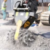 Fresadora MB-R900 de MB Crusher trabajando sobre hormigón en obra con operarios en segundo plano.