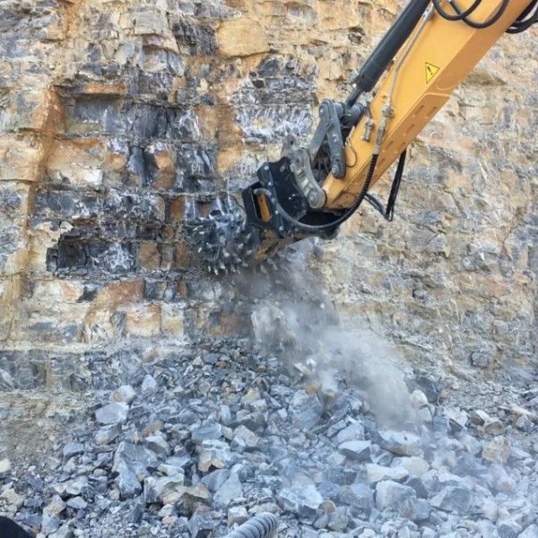 La MB-R900 fresadora hidráulica realiza cortes controlados en frente rocoso, ideal para trabajos de cantera, obra pública o zanjas técnicas en roca compacta. Combina fuerza de corte y maniobrabilidad superior.