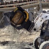 Excavadora Kubota ligera usando cuchara cribadora MB-S10 S4 para cribar grava.