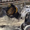 Excavadora Kubota ligera usando cuchara cribadora MB-S10 S4 para cribar grava.
